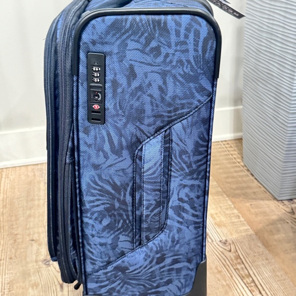 Ricardo Hardside Avalon 22.5" Lightweight Carry On Spinner Luggage suitcase - Picture 15 of 16